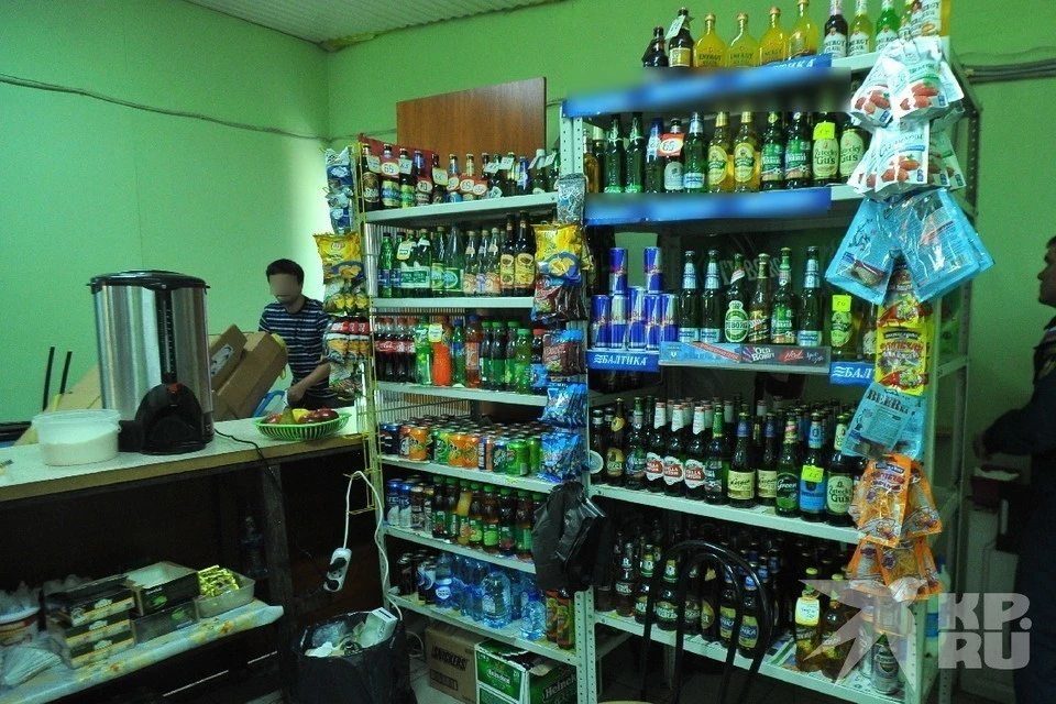 Силовики изъяли 42 литра незаконного алкоголя в кафе и магазинах.