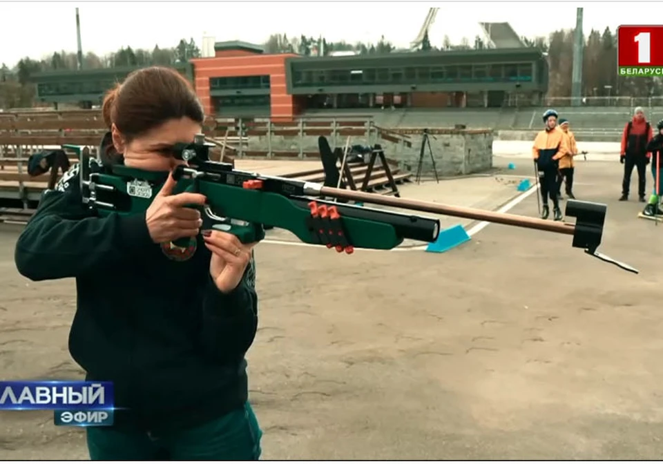 Зубрилова испытала винтовку. Фото: кадр видео «Беларусь 1»