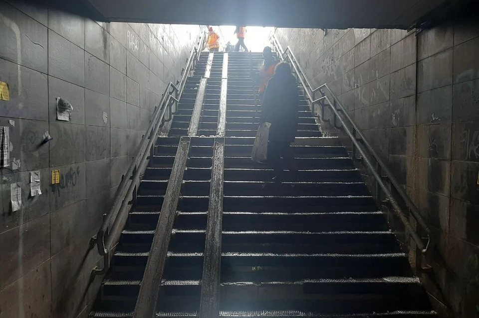 Коммунальщики 25 марта расчистили подземный пешеходный переход на проспекте Победы в районе остановки «ОГУ».