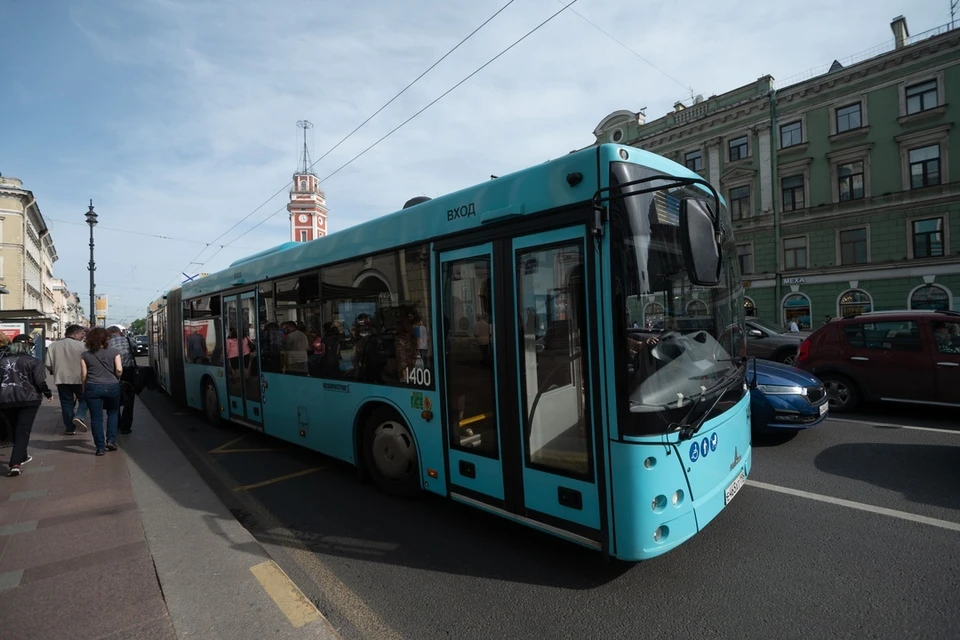 Перовые 50 автобусов особо большого класса поставят в Петербург до конца октября 2024 года.