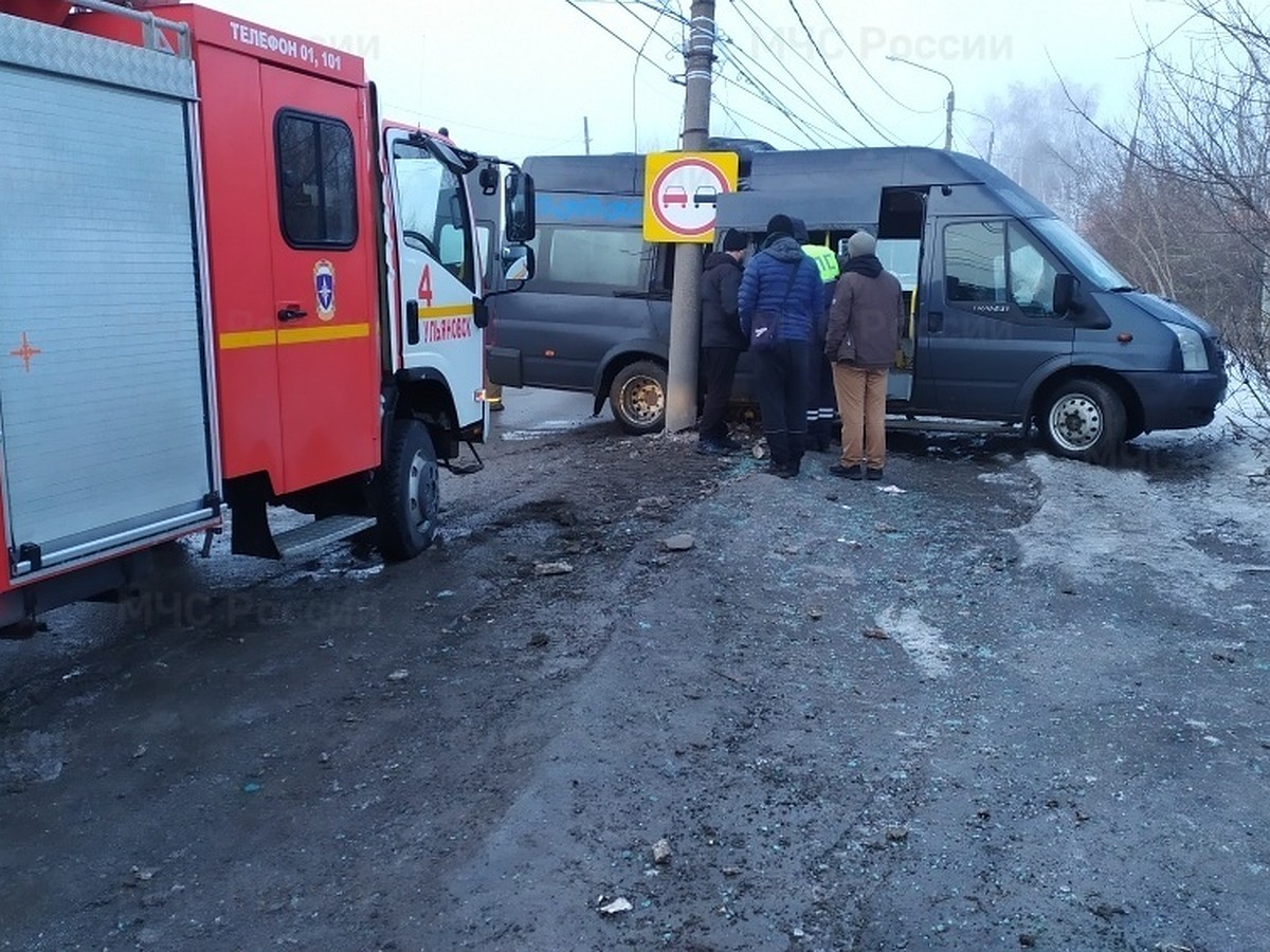 В Ульяновске на Хваткова маршрутка врезалась в столб, пострадали пассажиры  - KP.RU