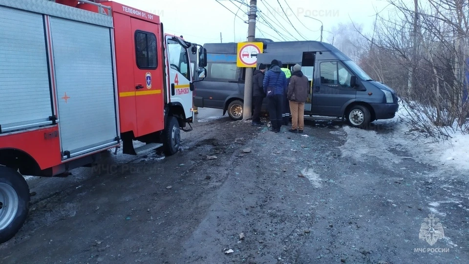 Момент наезда маршрутки с пассажирами на столб в Ульяновске попал на камеру | ФОТО: ГУ МЧС России по Ульяновской области