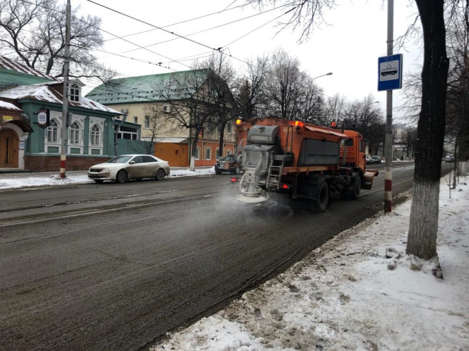 За ночь на улицы Ульяновска высыпали более 200 тонн противогололедных реагентов. Фото администрация Ульяновска