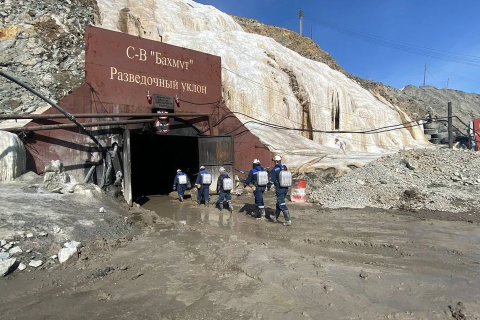 На руднике продолжаются спасательные работы