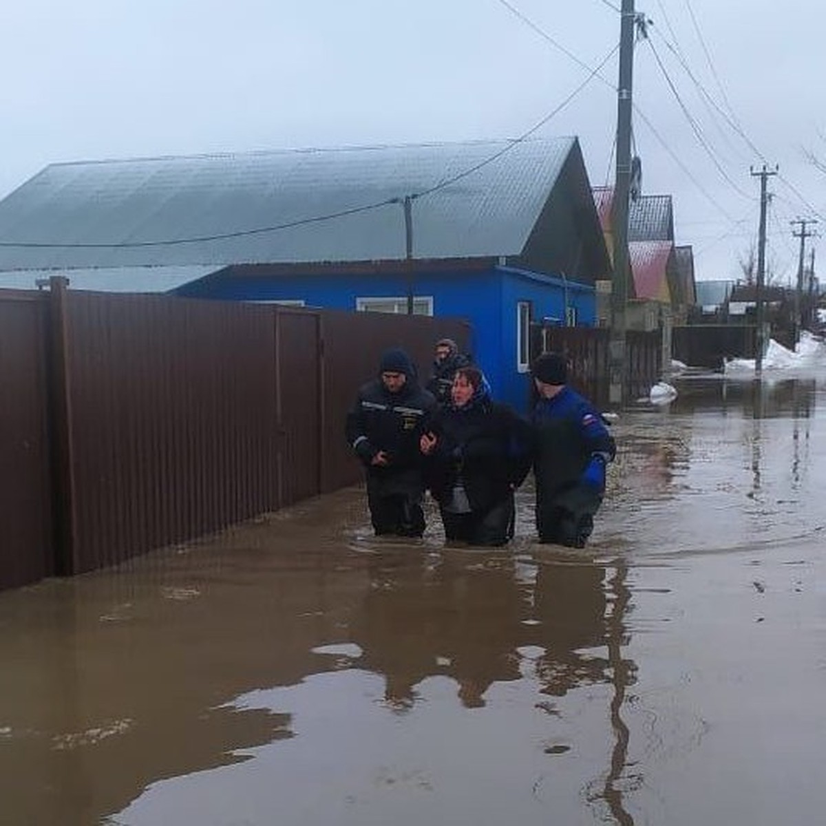 Затопило 50 домов: в Оренбурге из-за паводка эвакуируют людей - KP.RU