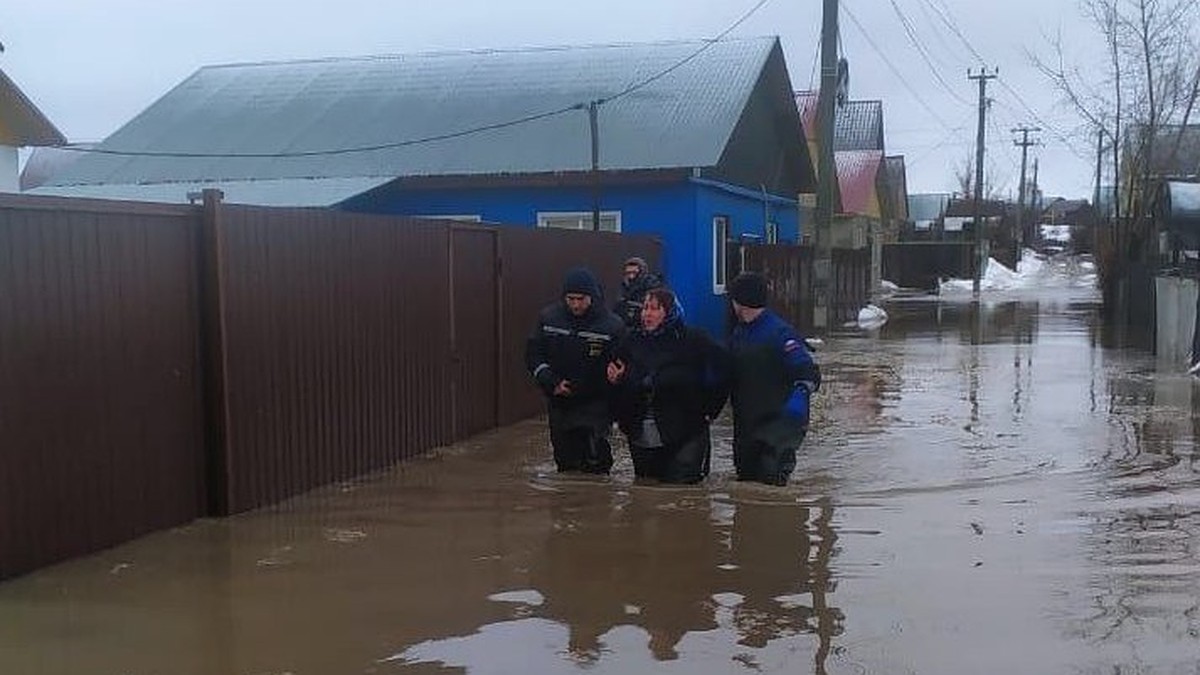 Затопило 50 домов: в Оренбурге из-за паводка эвакуируют людей - KP.RU