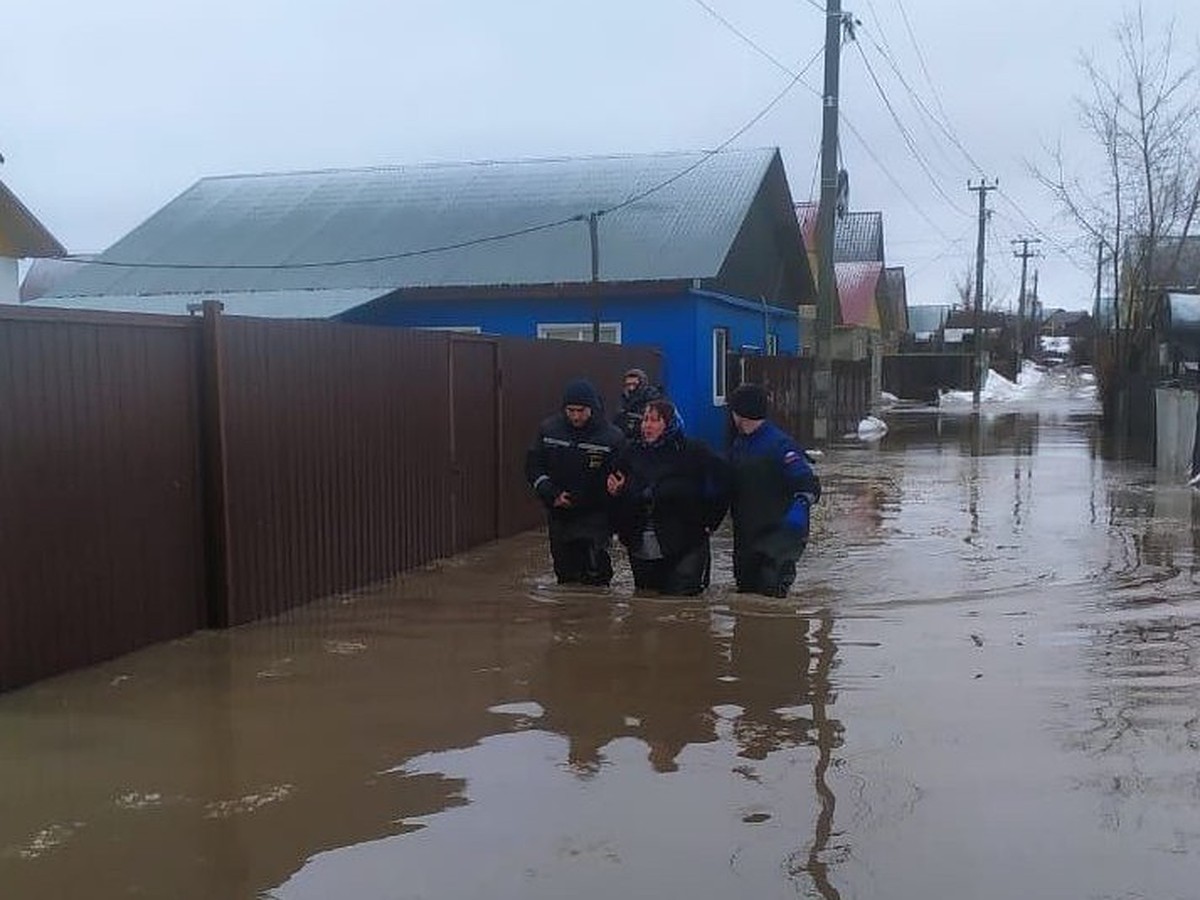 Затопило 50 домов: в Оренбурге из-за паводка эвакуируют людей - KP.RU