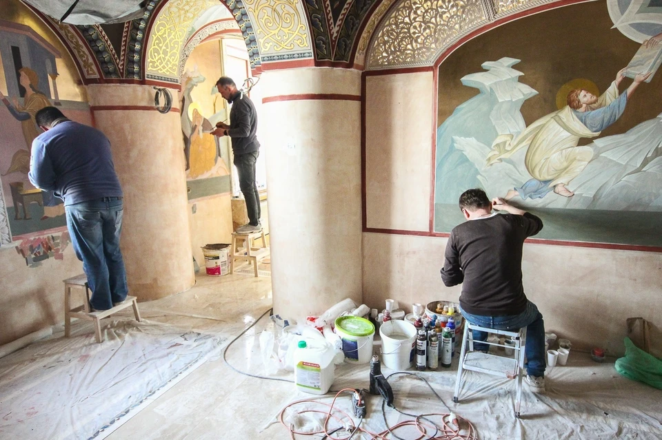 За месяц до открытия мастера продолжают расписывать стены в храме. Фото: Челябинская митрополия