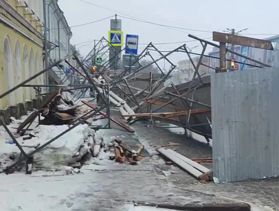 В Ульяновске на Гончарова возле исторического здания рухнули строительные леса | ФОТО: скриншот из видео