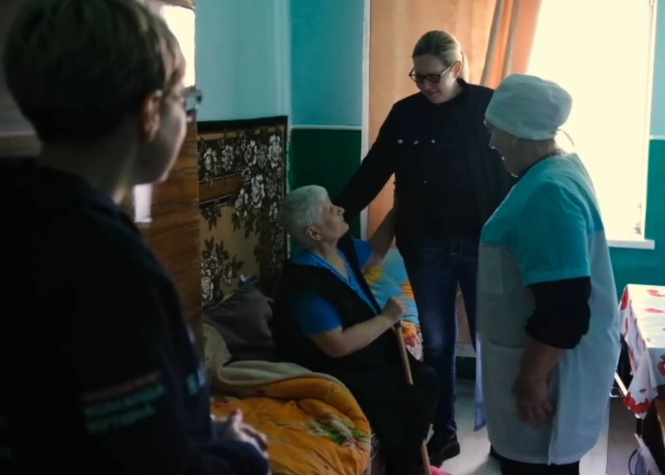 Волонтеры привезли в дом престарелых в Акимовском районе гуманитарную помощь. ФОТО: Народный фронт в Запорожской области