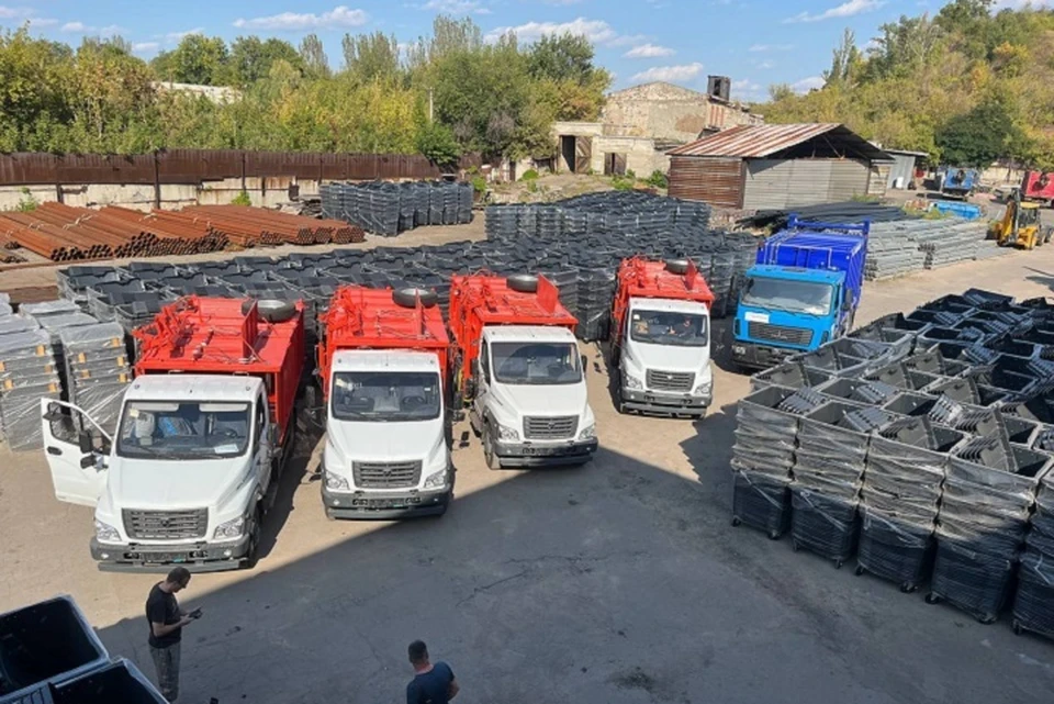 В распоряжение коммунальных служб поступят также около 5 тысяч контейнеров и 60 бункеров для крупногабаритного мусора. Фото: Минстрой ДНР