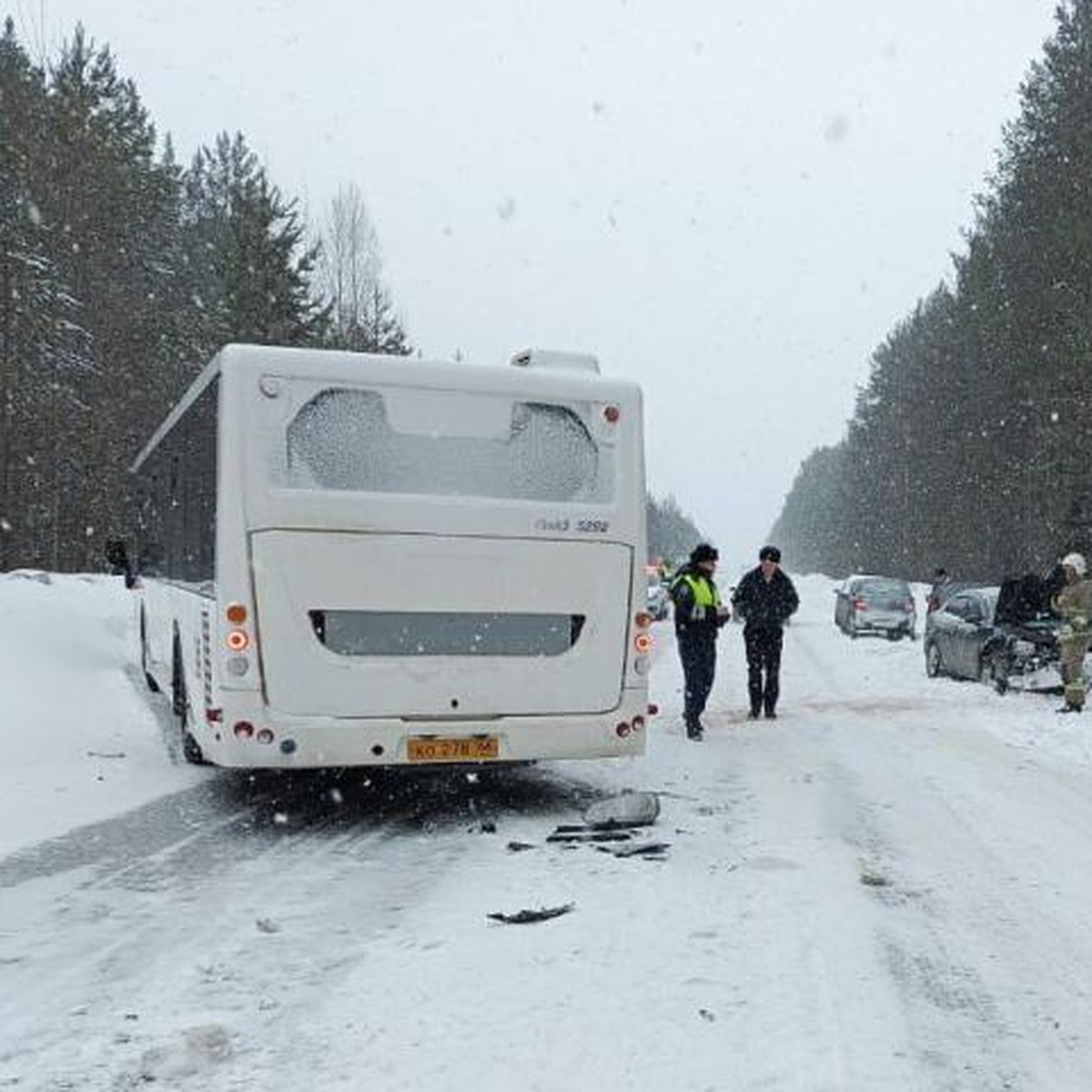 Один съехал в кювет, в другой влетела машина: в Свердловской области за  утро в ДТП попали два автобуса - KP.RU