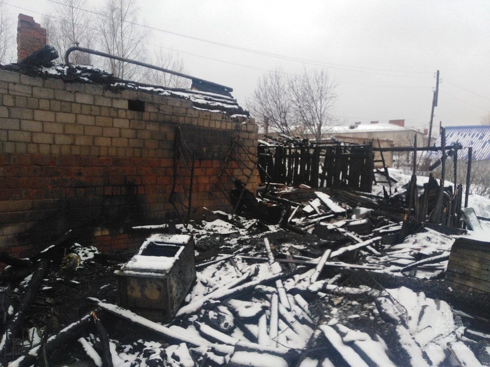 Уничтожены все постройки возле дома. Фото: МЧС Удмуртии