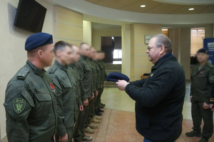 Олег Мельниченко вручил береты со знаками отличия бойцам СОБР «Агат»