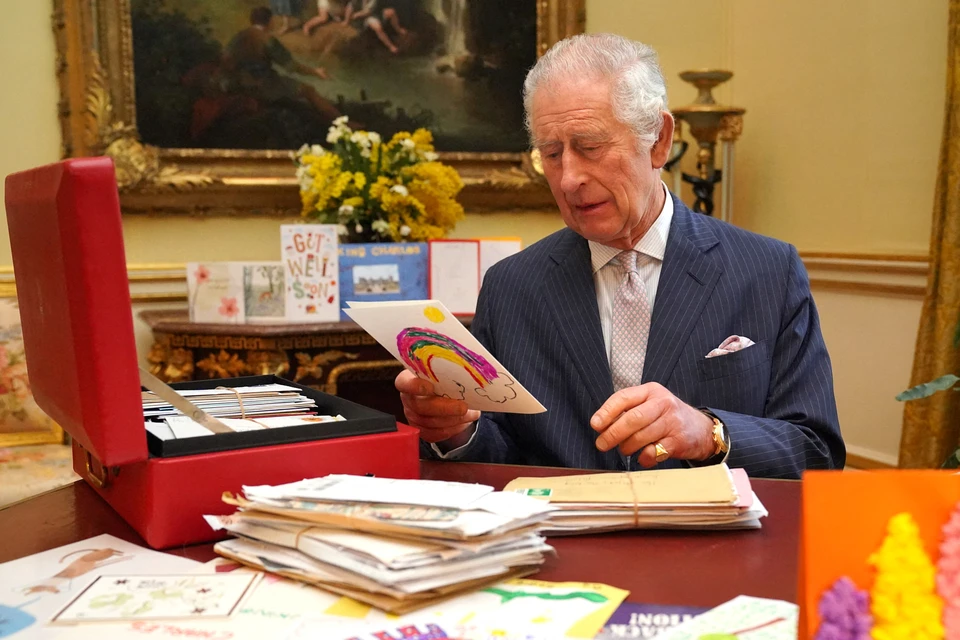 Февраль 2024 года, король Карл III читает открытки с пожеланиями здоровья через пару дней после обнародования информации о своей болезни.