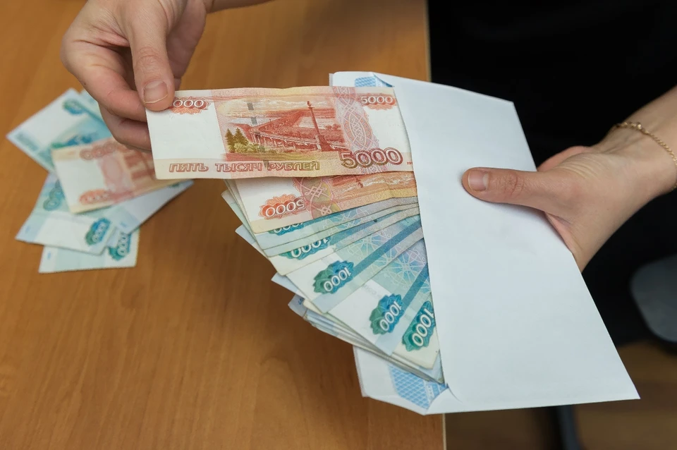 За 200 тысяч рублей инспектор хотел поделиться информацией, содержащей налоговую тайну.
