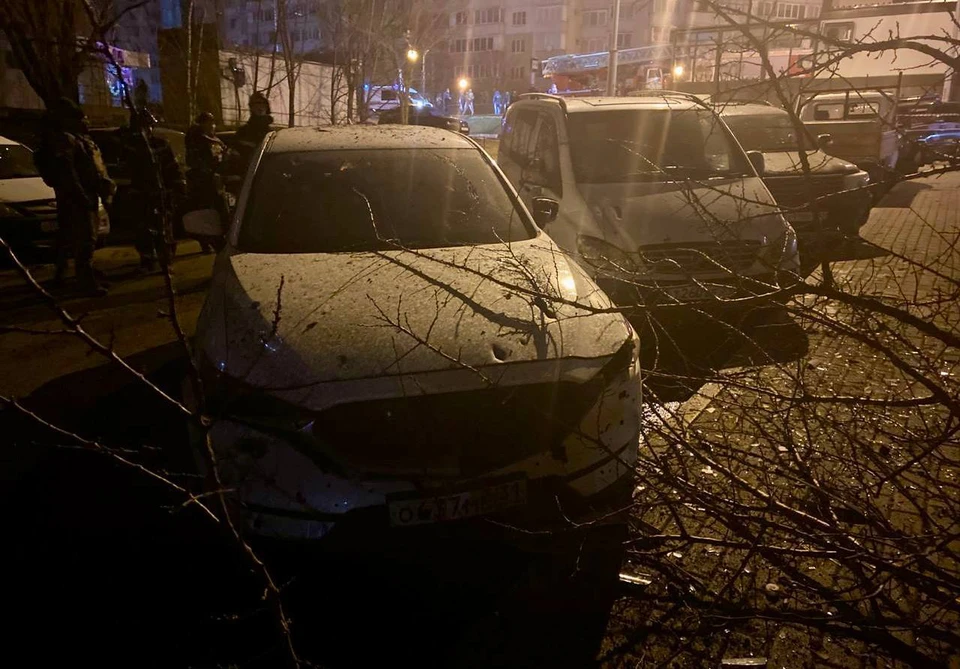 После ночной атаки ВСУ в Белгороде повреждены квартиры и автомобили. Фото: @v_v_demidov