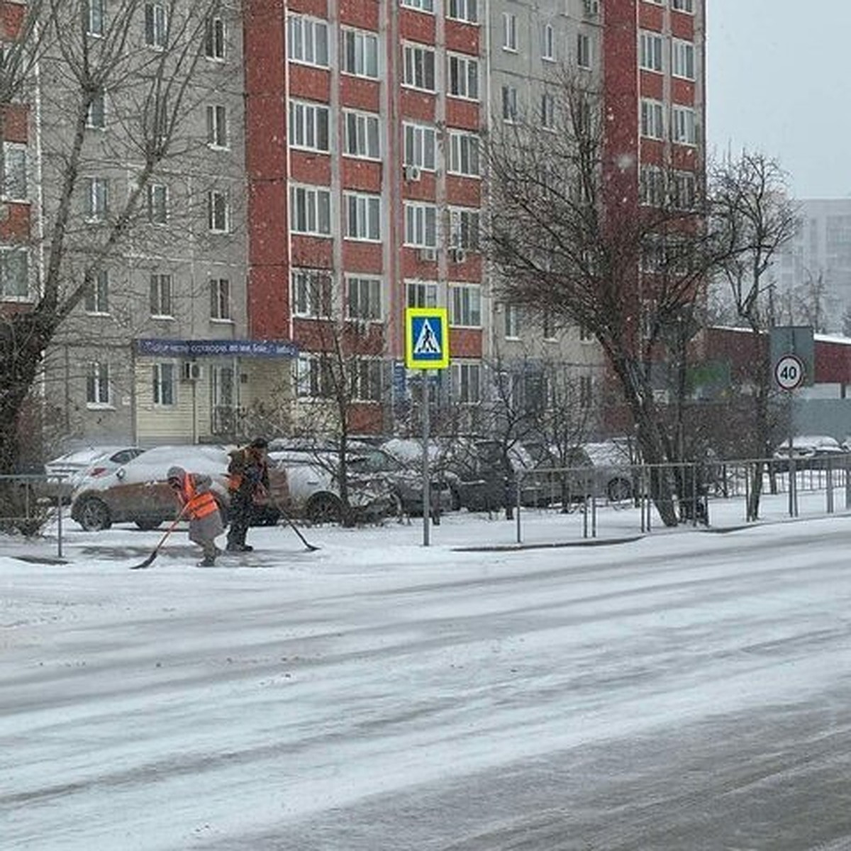 Под снегопадом: фоторепортаж, как весенняя погода в Тюмени снова  превратилась в зиму - KP.RU