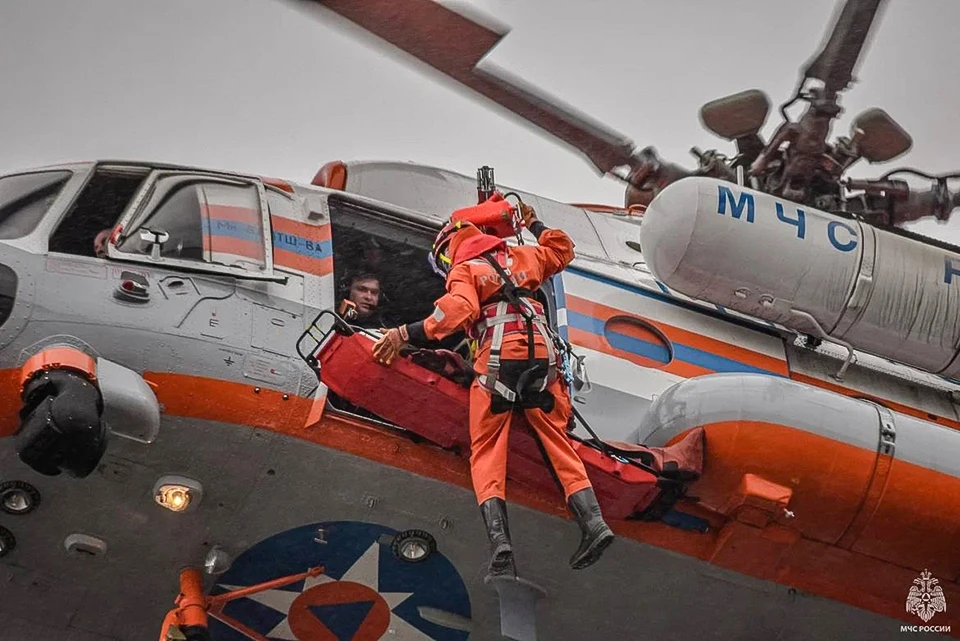 Спуск и подъем с борта вертолета занимал у спасателей пару минут. Фото: ГУ МЧС по Мурманской области