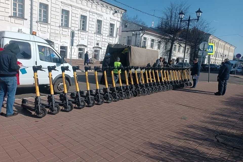 С центральных улиц Ярославля увозят самокаты. ФОТО: страница Алексея Сокова ВКонтакте