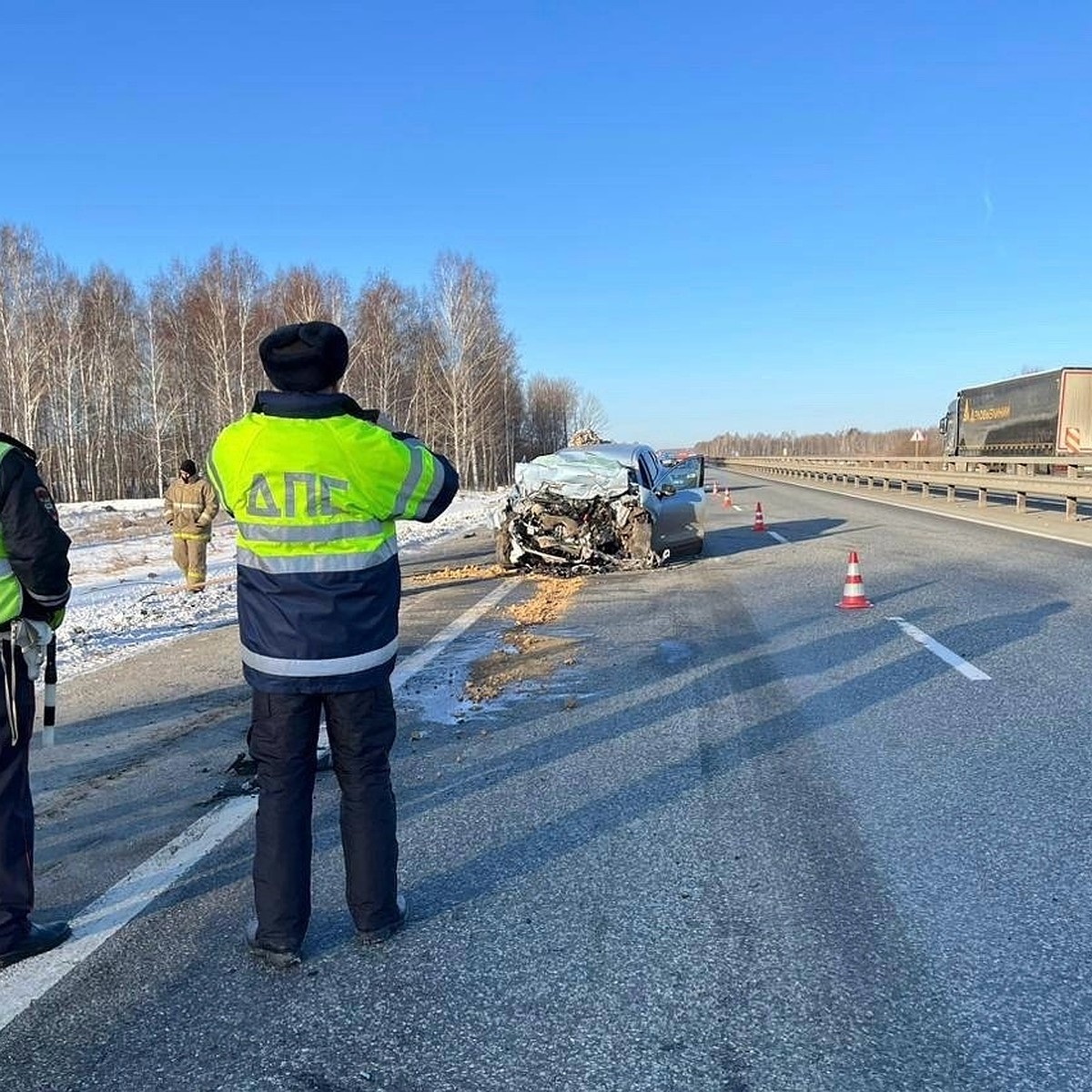 Двое погибли, один получил тяжелые травмы: на трассе Екатеринбург – Тюмень  столкнулись легковушка и грузовик - KP.RU