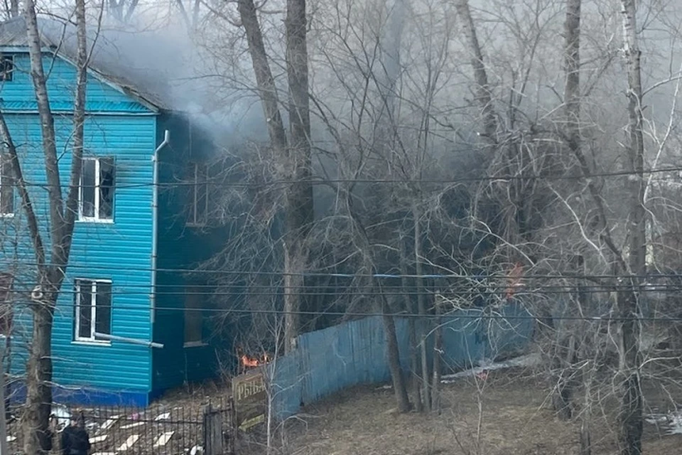 Пламя охватило двухэтажное строение на улице Кирова в Хабаровске