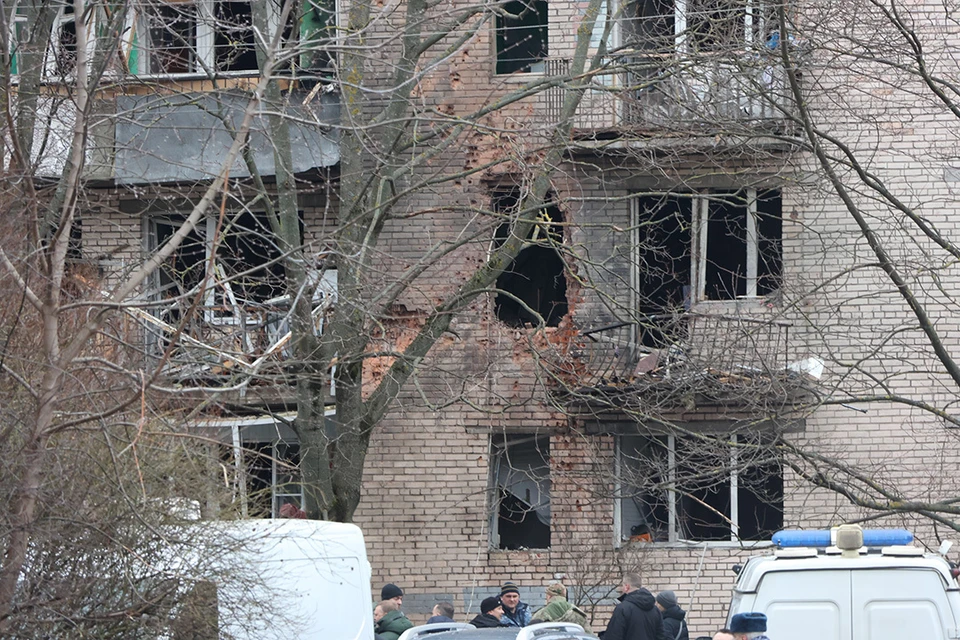 Дом пострадавший от атаки уже восстанавливают.