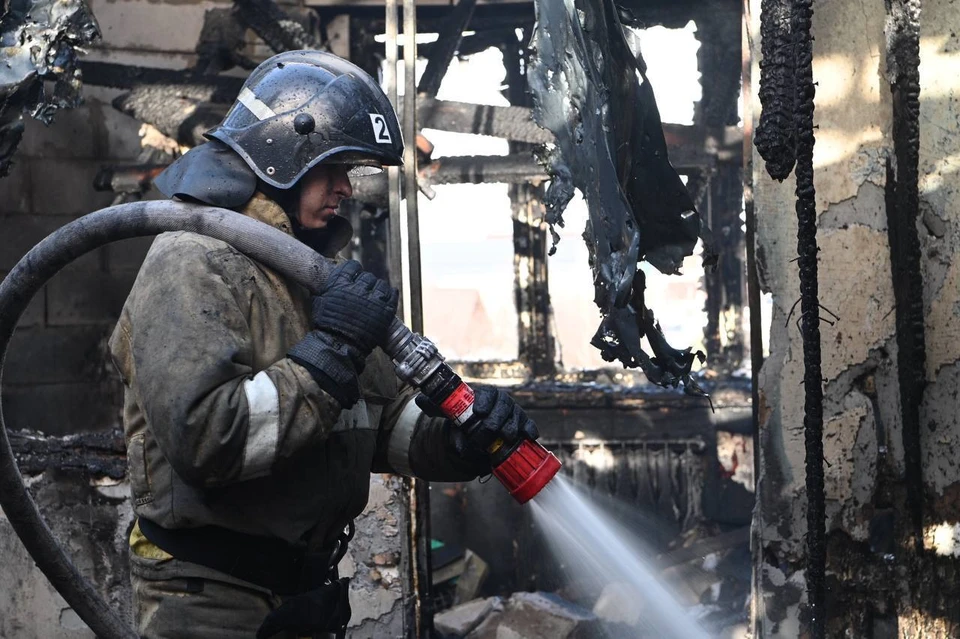 После атаки ВСУ в Белгороде загорелся дом, пострадала хозяйка.