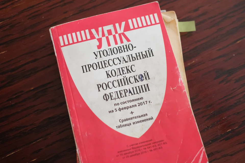 Вор украл у 69-летнего пенсионера 50 тысяч рублей и пистолет на юге Петербурга.