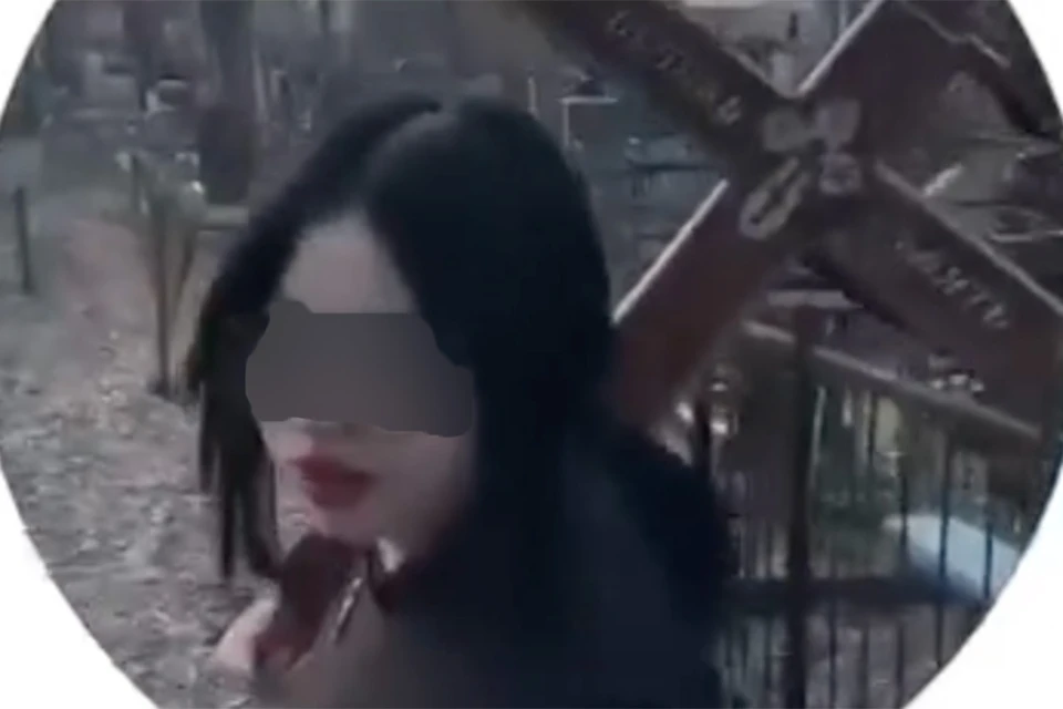 Семиклассница вырвала могильный крест и решила прогуляться по кладбищу в Отрадном. Фото: скриншот видео