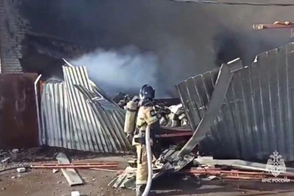 По предварительным данным, пожар вспыхнул на складе бумажной продукции. Фото: ГУ МЧС по Ростовской области.