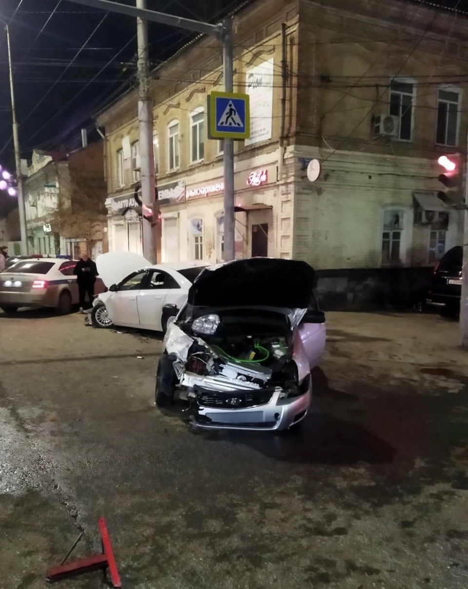 Фото: В Саратове водитель «Шевроле» столкнулся с «Приорой» и отправил своих пассажирок в больницу