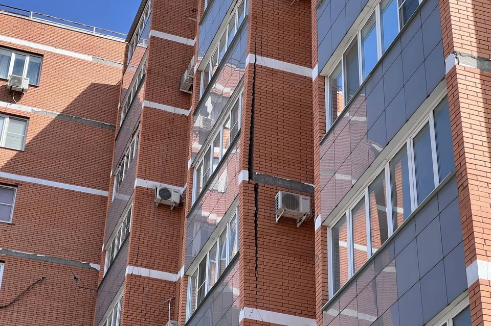 Балкон треснул в многоэтажке Фото: t.me/sergeyi_les