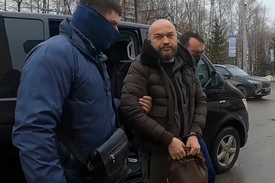 Экс-чиновника в наручниках вернули обратно в Чебоксары и отправили в камеру СИЗО.
