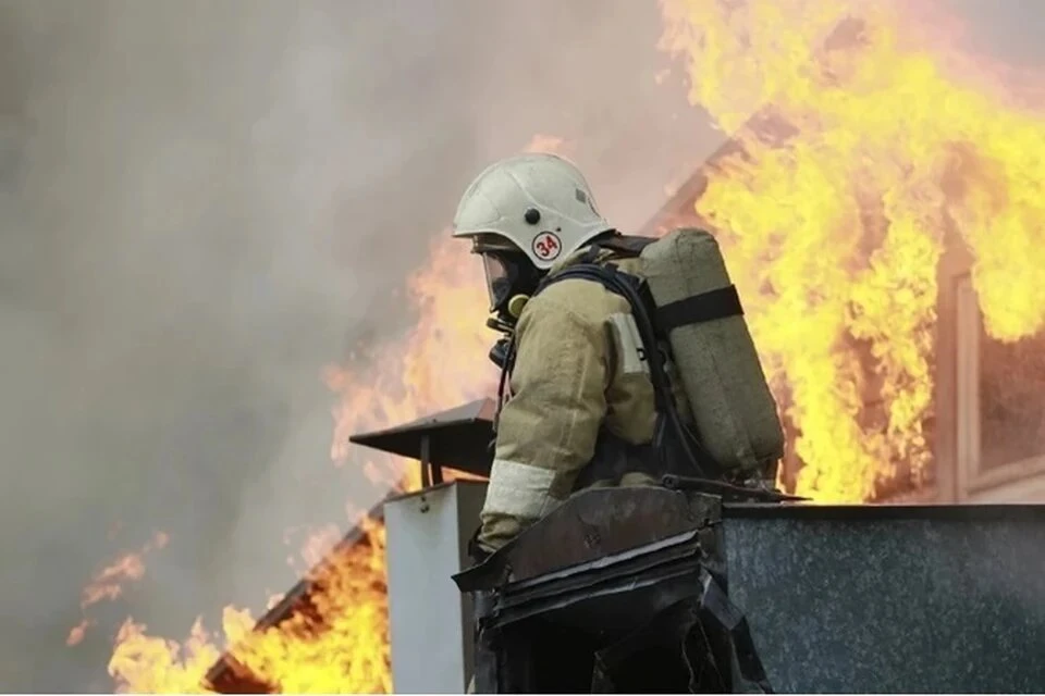 Пожар в цеху завода в Подмосковье тушат на площади три тысячи квадратных метров