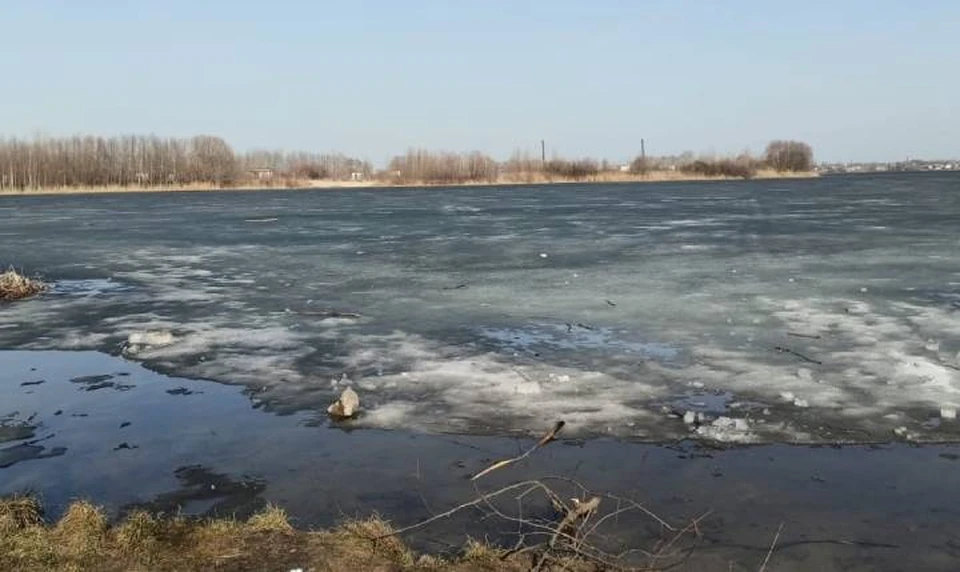 Лед на воронежском водохранилище на рубеже марта и апреля стал таять очень активно.