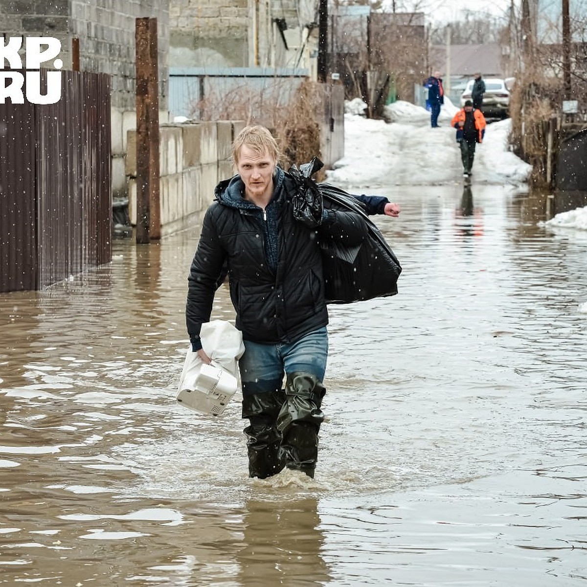 Собрали сумки – ждем еще воды». В поселке Берды в Оренбурге случился  рекордный за последние полвека потоп - KP.RU