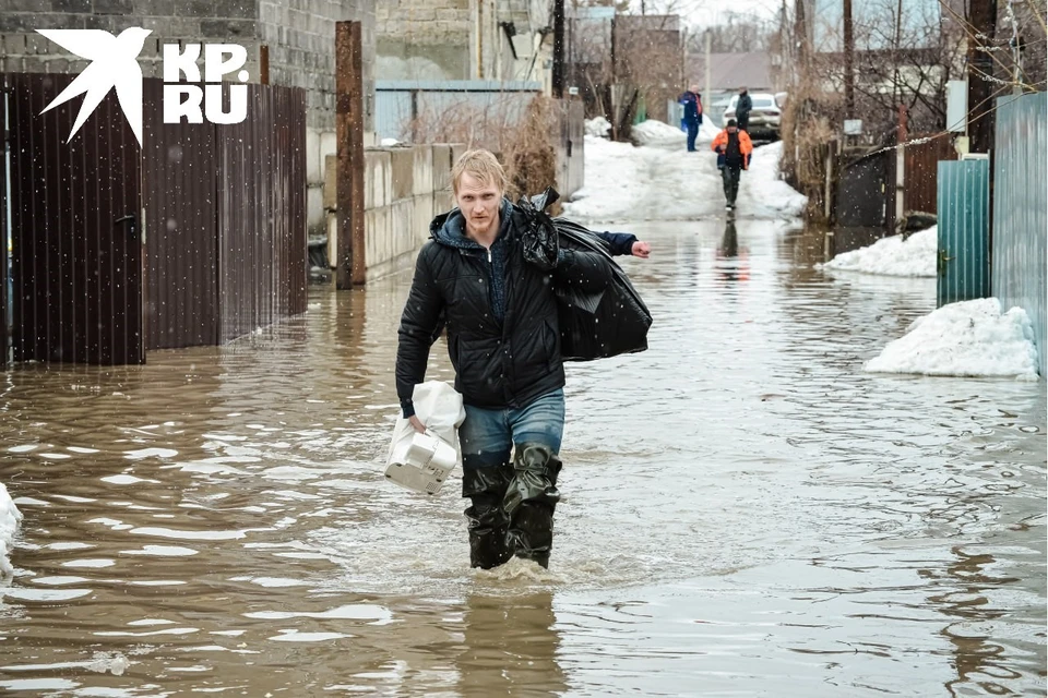 Жители Бердов давно не видели столь сильного потопа Фото: Денис Матюхин