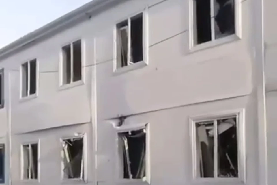 В общежитии выбило стекла.