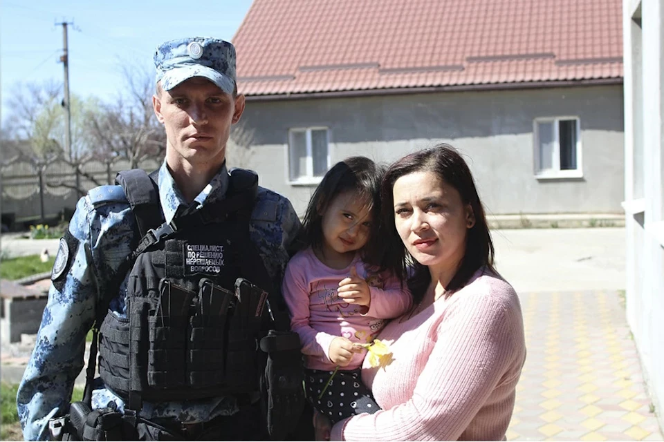 Стражи порядка помогли маме доставить ребенка в больницу Фото: пресс-служба ГУ МВД России по Херсонской области