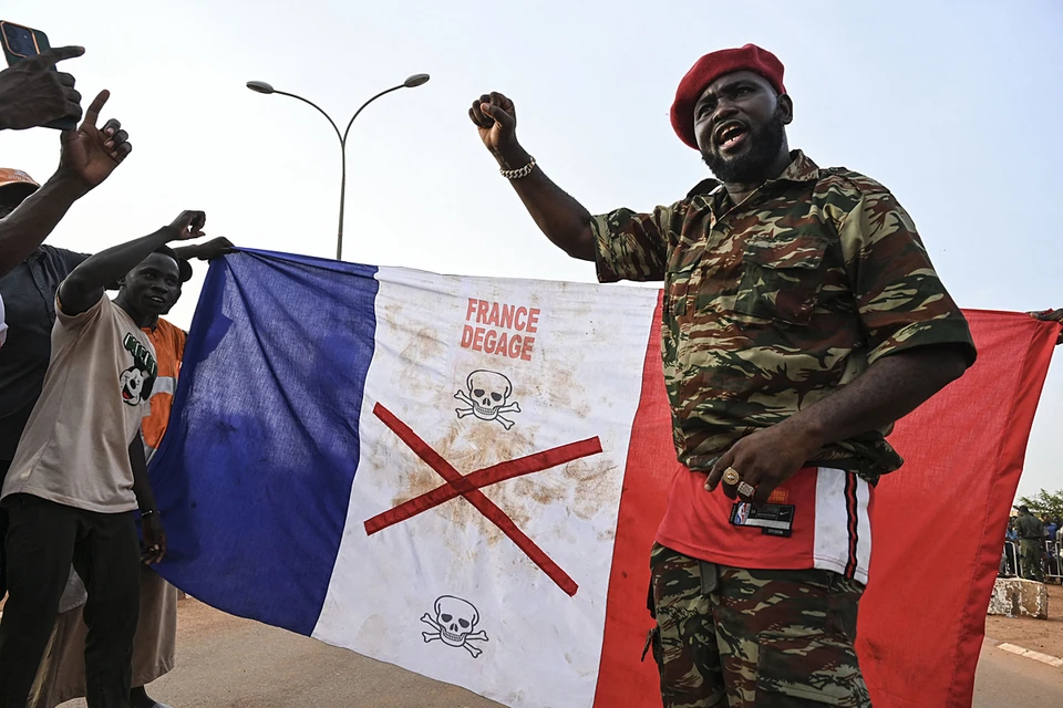 Bсе больше африканских стран отворачиваются от Франции