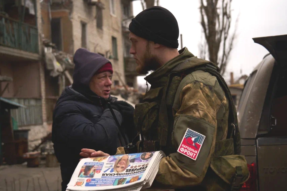 Жителям освобожденного города бесплатно раздают газету. Фото: Народный фронт