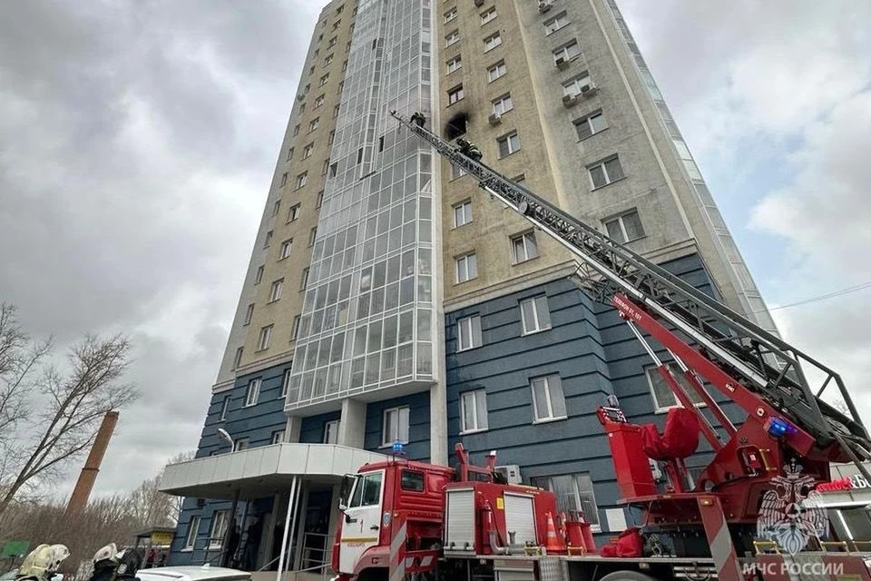 В Новосибирске вспыхнула квартира в 18-этажном жилом доме. Фото: ГУ МЧС по НСО.