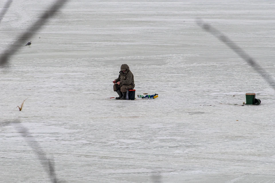 Ульяновские спасатели на Волге доставили на берег провалившегося под лед рыбака