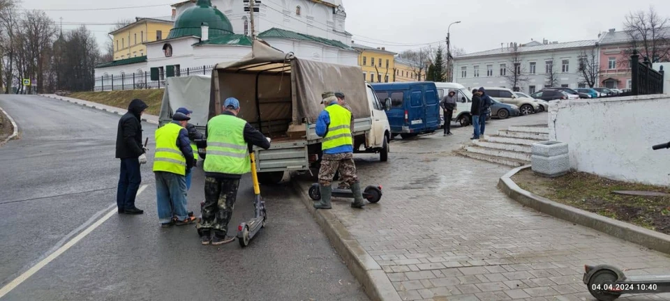 В Ярославле продолжается эвакуация самовольно размещенных самокатов