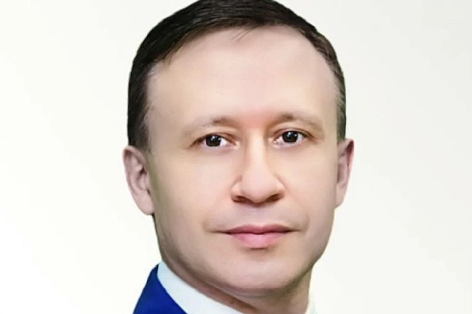 До своего переезда он работал старшим помощником прокурора Татарстана по взаимодействию со СМИ.