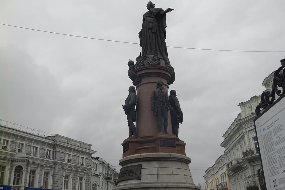 В Одессе снесли памятник Екатерине II и собираются переименовать площадь, где он стоял, в Европейскую.