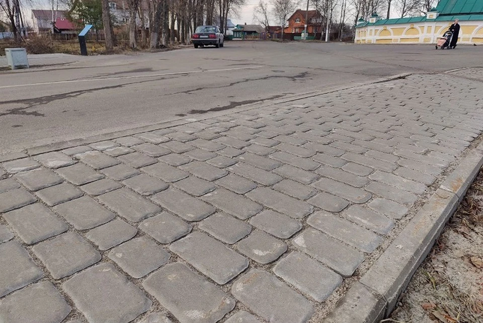 При ремонте тротуаров в Тутаеве использовалась дешевая плитка.