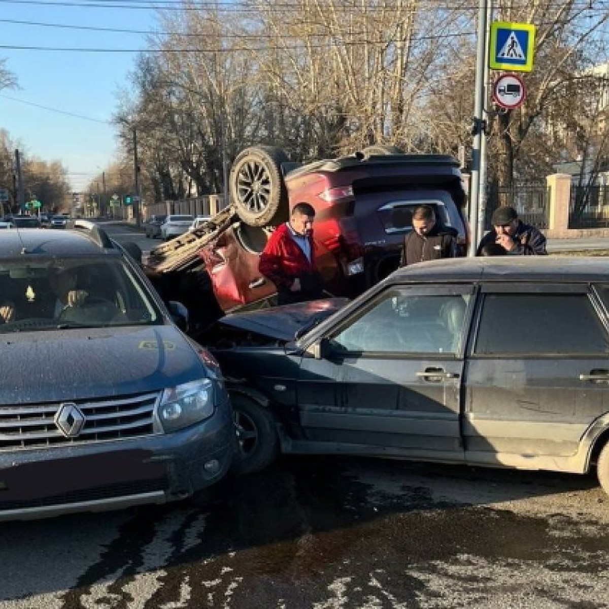 Два человека пострадали в ДТП с переворотом в Челябинске - KP.RU