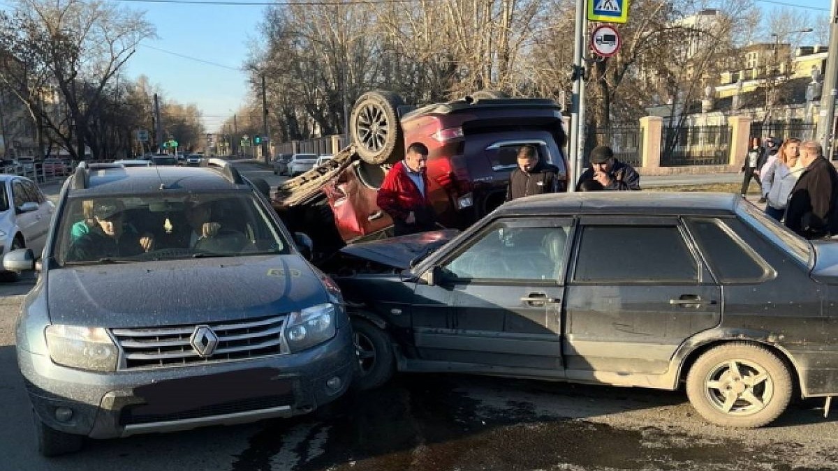 Два человека пострадали в ДТП с переворотом в Челябинске - KP.RU